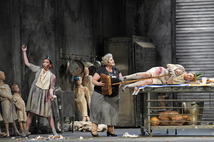 Chicago Classical Review » » Lyric Opera's darkly Freudian “Hansel and  Gretel” returns in worthy revival